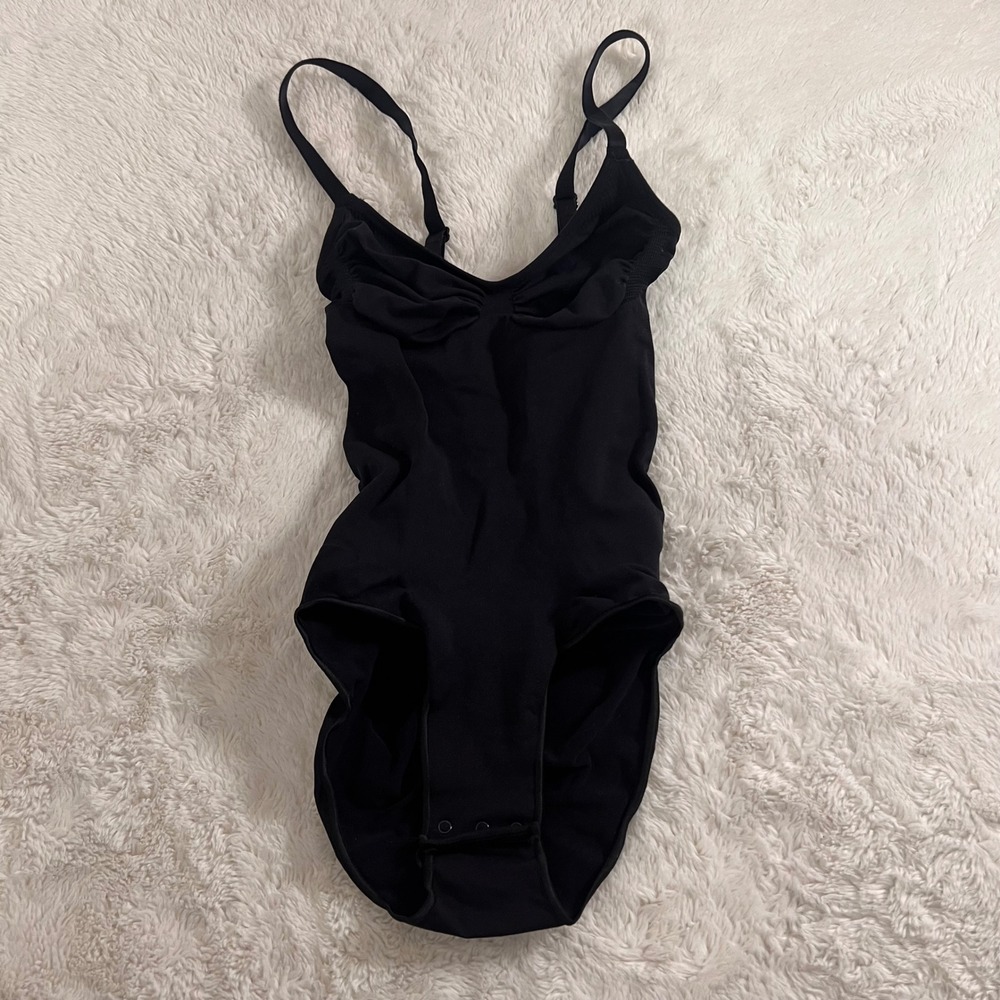 SKIMS Black Essential Mid Thigh Bodysuit Sweetheart Neck Size Small  Loungewear